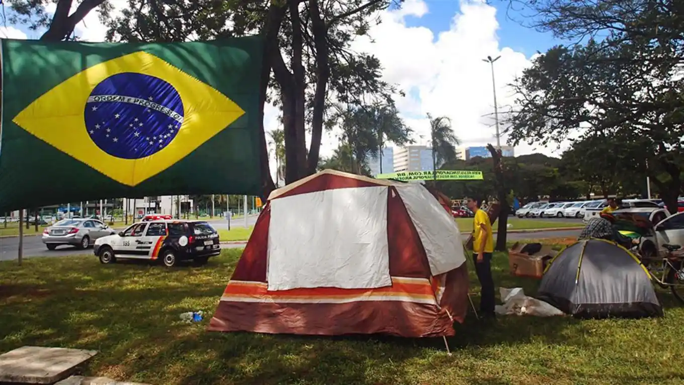 Dos campamentos, termómetros del clima de juicio político