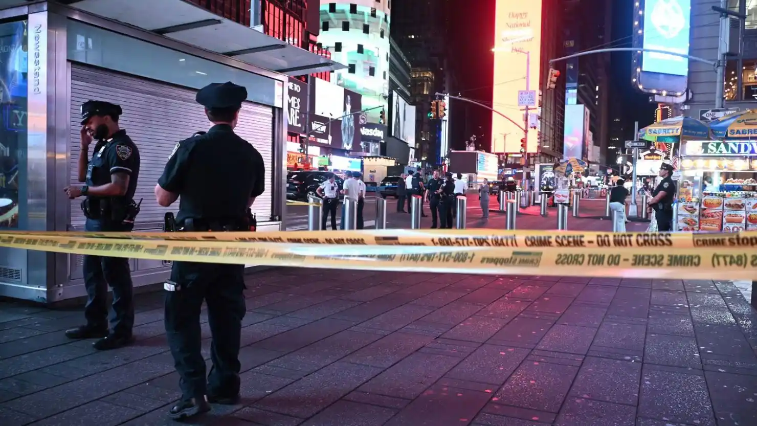 Un adolescente abrió fuego en Times Square y dejó malheridas a tres personas