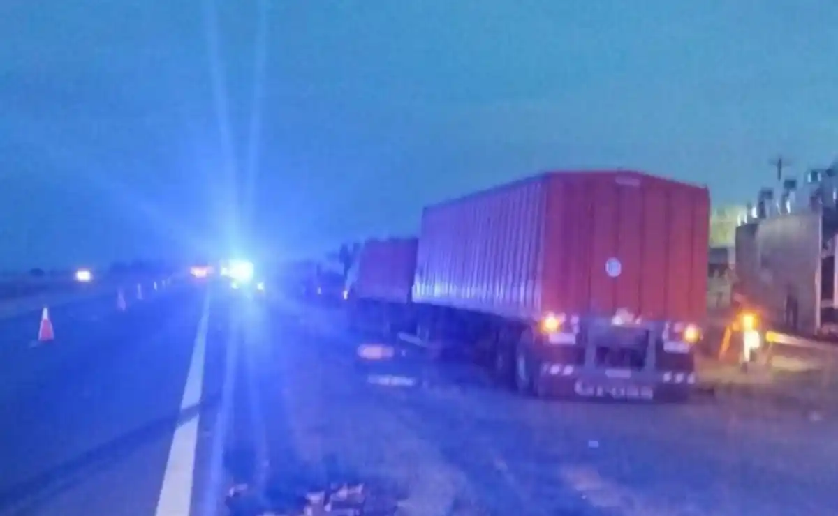 Fuerte choque entre camiones y una camioneta en la autopista Rosario-Buenos Aires: hay dos heridos