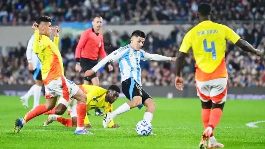 La Argentina salvó un punto ante Colombia en una noche que se presentó cuesta arriba