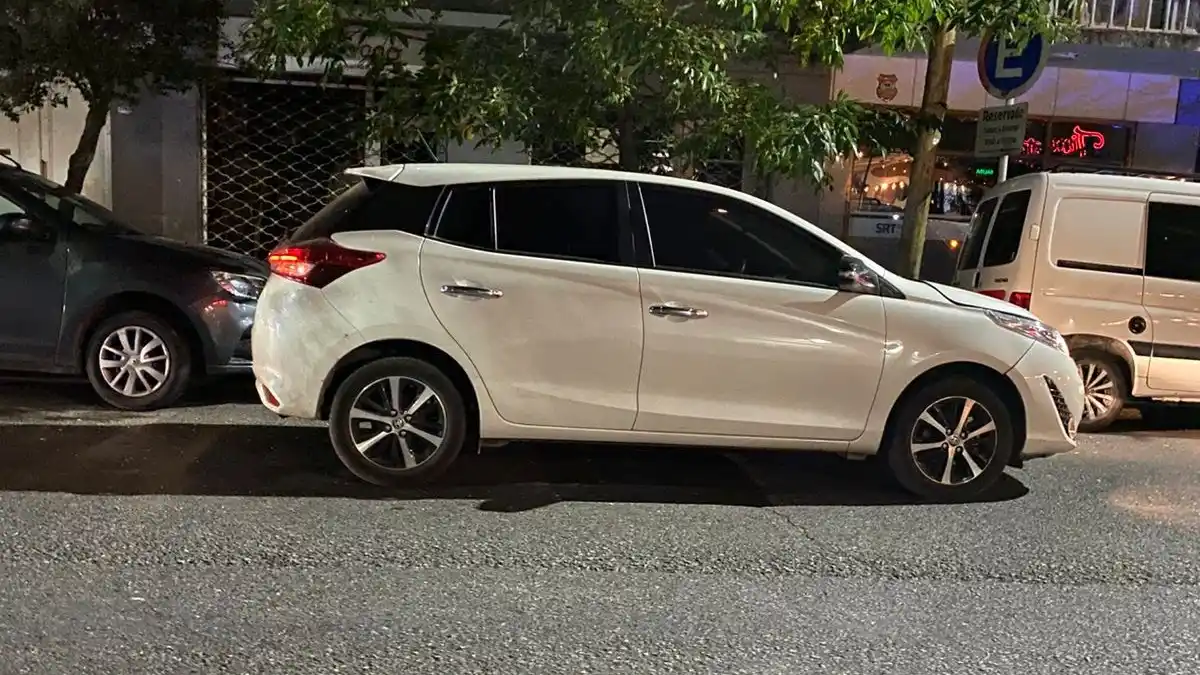 Misterio en el centro: dejaron un auto abandonado con las llaves puestas