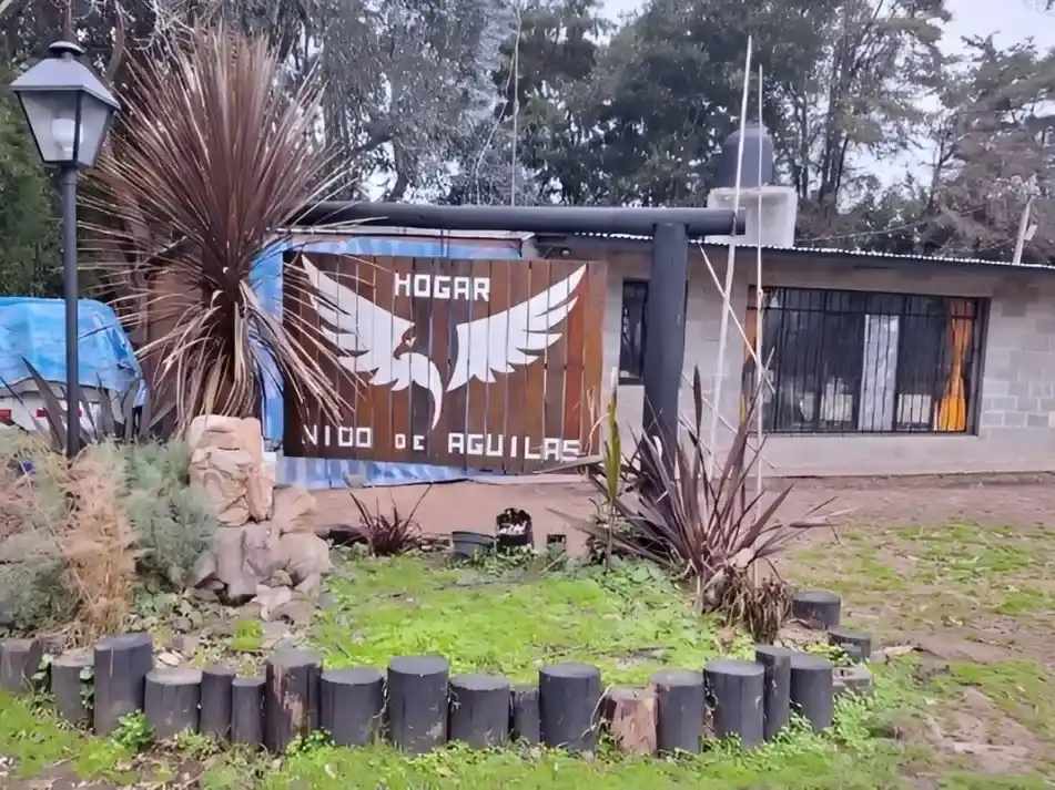 La investigación también determinó que, si los chicos se resistían a cumplir con las actividades, podían ser privados de alimento o expulsados al exterior durante jornadas de frío o durante la noche.