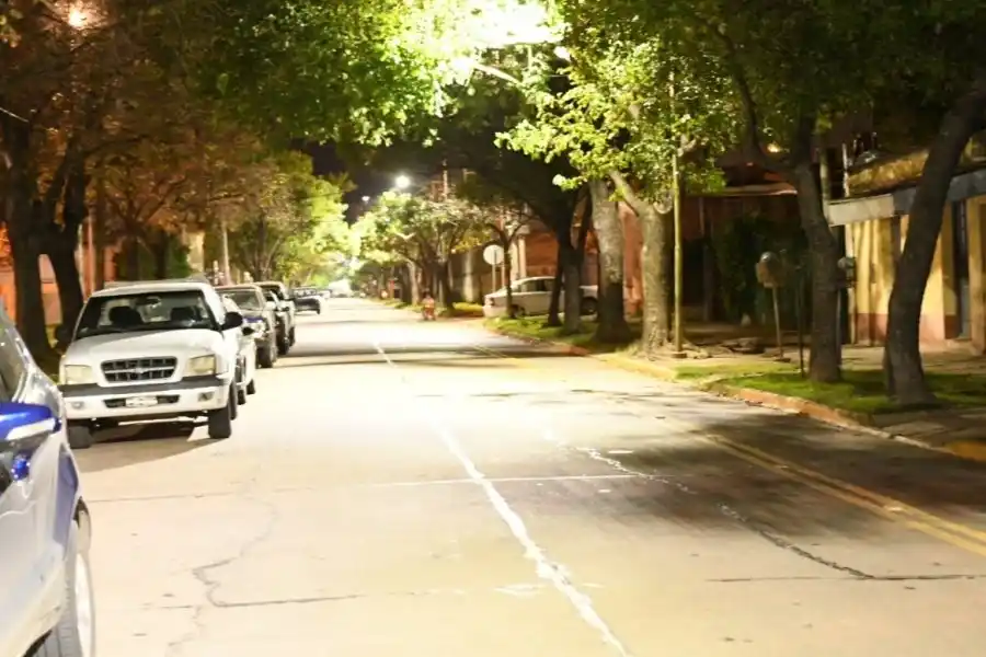 El Intendente recorrió la obra de iluminación de barrio Italia