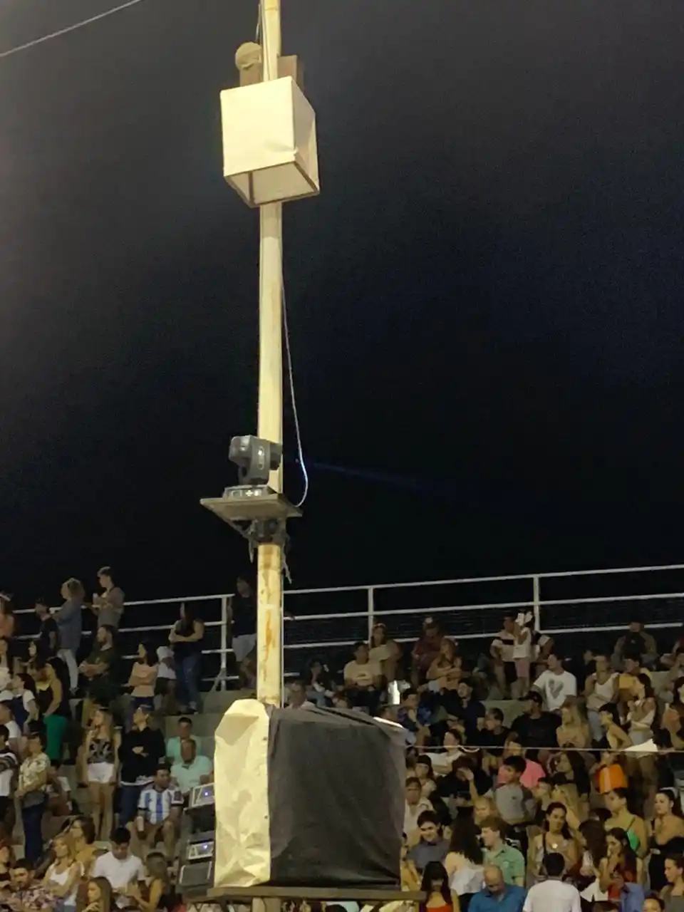 Se cayó una de las fundas de las luminarias del Corsódromo sobre la cabeza de un turista