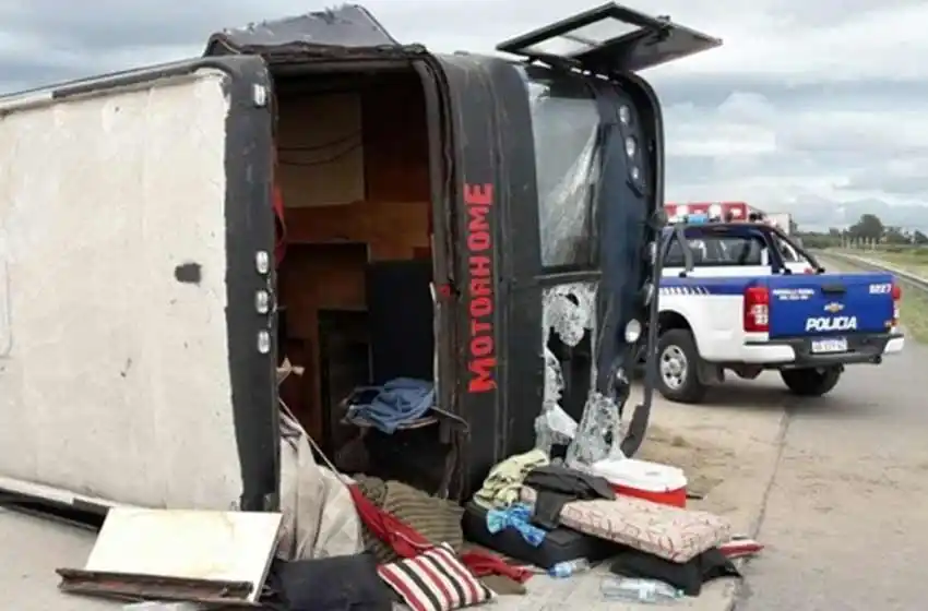 Volcó el micro que llevaba a una banda que había tocado en Cosquín Rock