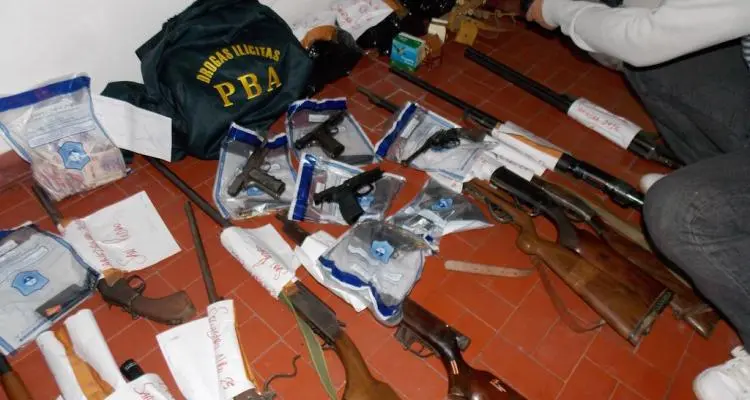 Investigan la relación entre policías y el hallazgo de armas en una casa