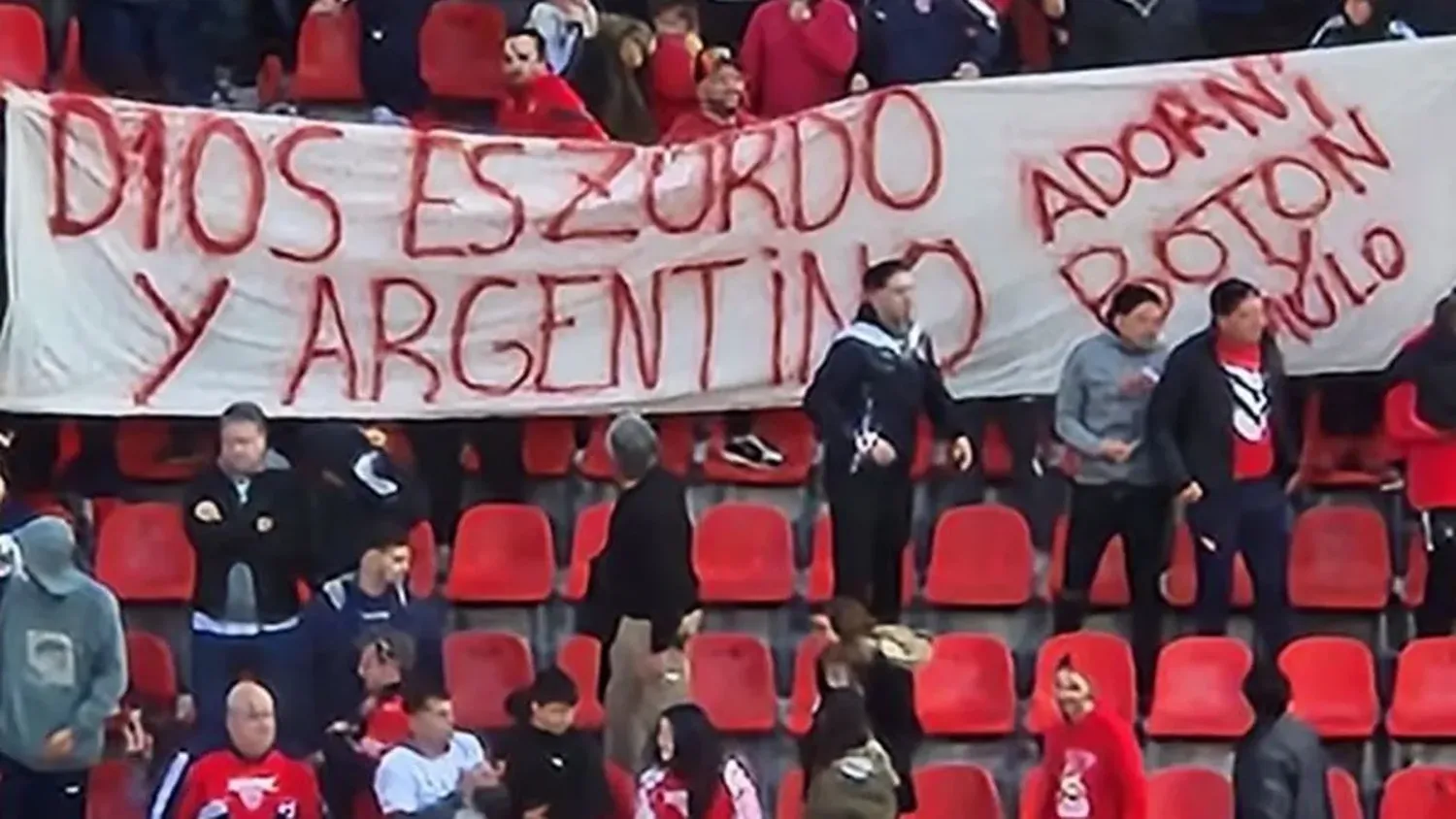 La hinchada de Independiente hizo una bandera para Adorni tras olvidar a Maradona en su comunicado del Día del Zurdo