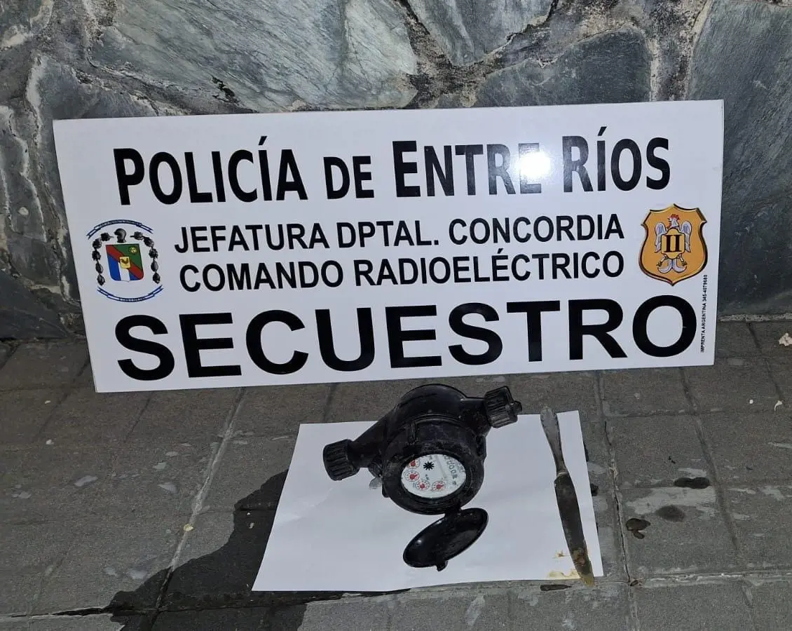 Sujeto capturado tras sustraer medidor de agua con un cuchillo