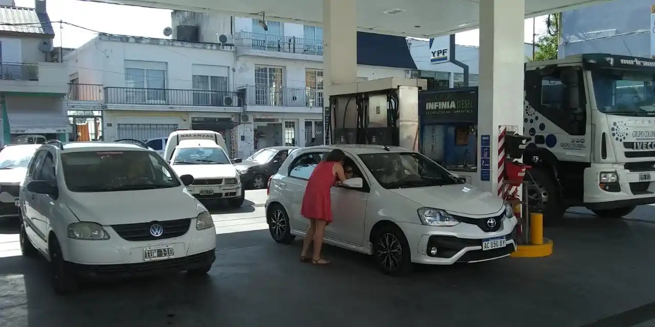 Pese al aumento, se registraron largas colas para cargar combustible 