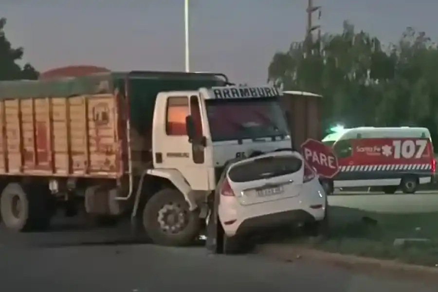 Accidente fatal en la Ruta 10: un hombre perdió la vida al chocar contra un camión