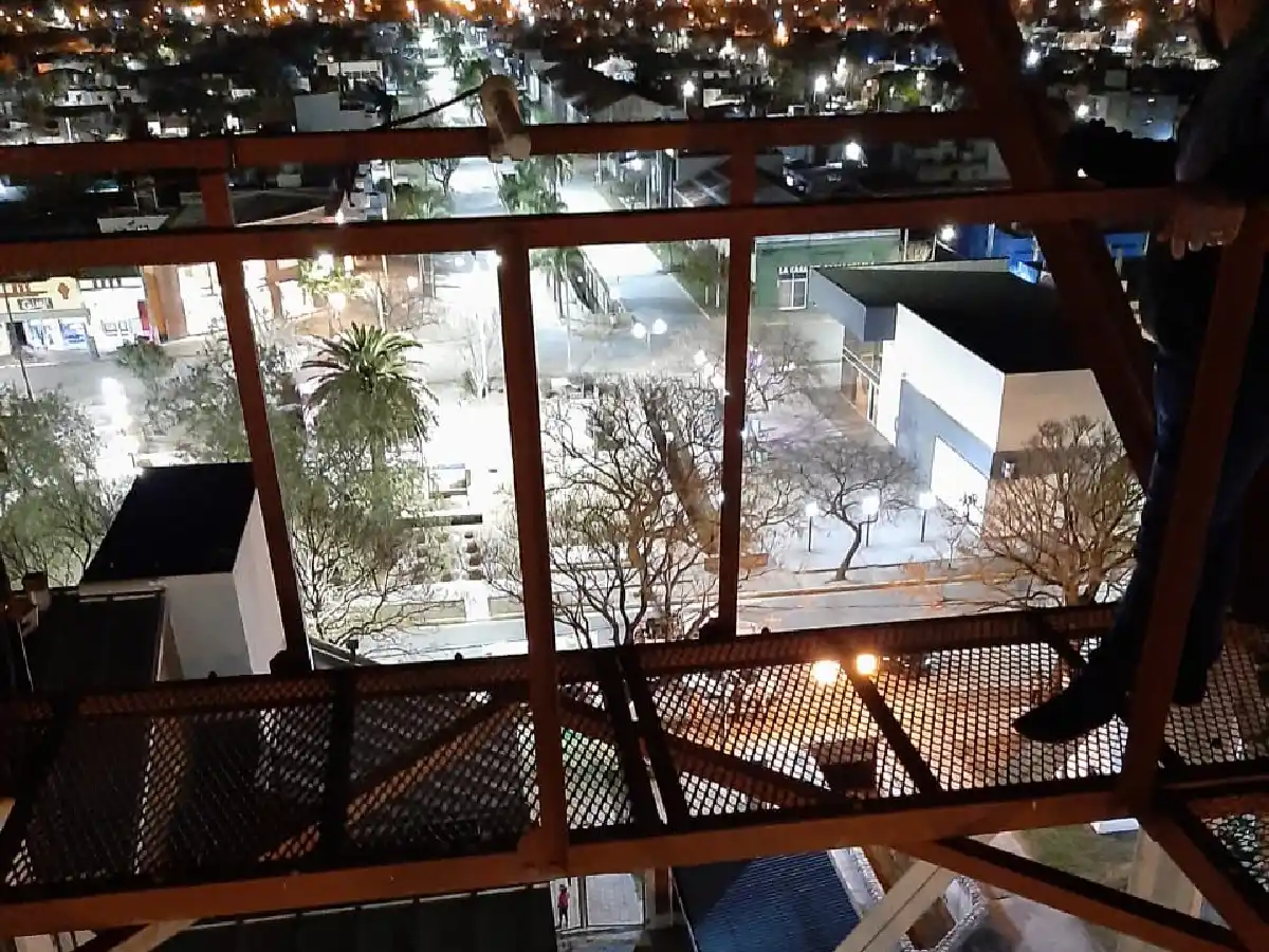 Rescataron a joven que había subido a una antena de telefonía en Las Varillas