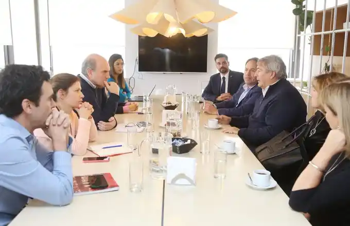 En medio del paro, Provincia avanza en la "modernización" del transporte: ¿Se vienen colectivos eléctricos?