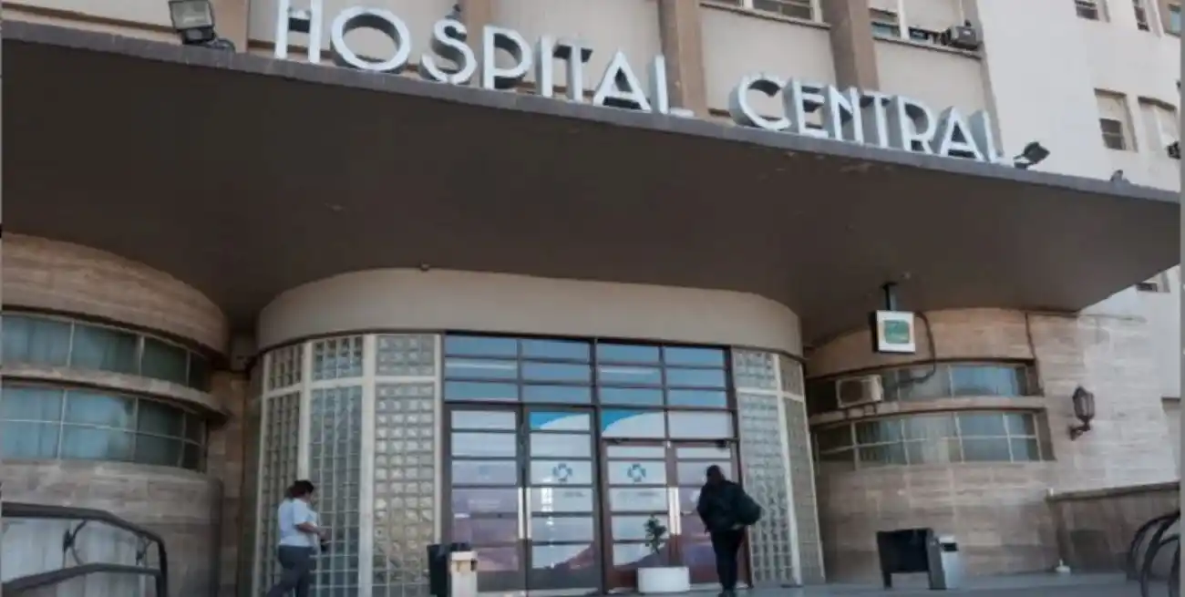 Una mujer de 59 años se encuentra en estado grave después de caer por el hueco de un ascensor en el Hospital Central de Mendoza.  El incidente ocurrió el miércoles por la tarde, cuando la paciente salió de un consultorio en el primer piso y, sin darse cuenta de que el ascensor estaba fuera de servicio, cayó por el hueco del mismo.  La víctima fue rescatada y atendida por médicos del hospital, quienes diagnosticaron fractura de cráneo y múltiples traumatismos, por lo que fue sometida a una cirugía de emergencia y se encuentra en cuidados intensivos.   MIRÁ TAMBIÉN Quién era el médico rosarino que murió tras caer por el hueco de un ascensor El hospital inició una investigación interna para determinar las circunstancias del accidente y si el ascensor estaba adecuadamente señalizado como fuera de servicio.  Las pericias preliminares indican que el ascensor estaba siendo reparado sin las medidas de seguridad necesarias para advertir a los usuarios. La fiscalía local también está investigando el incidente para determinar la responsabilidad del hospital en las lesiones de la paciente.