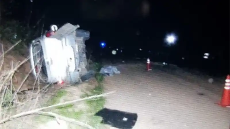 Un hombre murió tras el vuelco de un auto en un camino de ripio