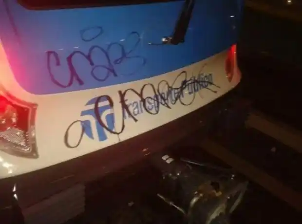 A horas de su inauguración, dibujaron graffitis en tren de la línea Sarmiento