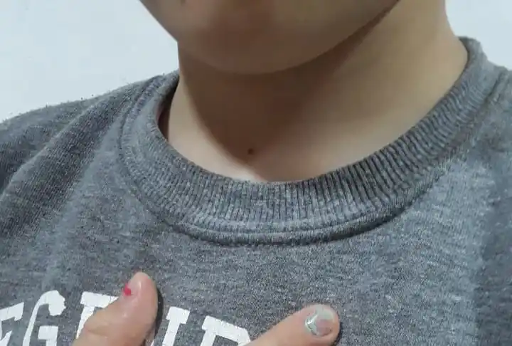 Lo discriminaron en el colegio por pintarse las uñas y tuvo que cambiarse de institución