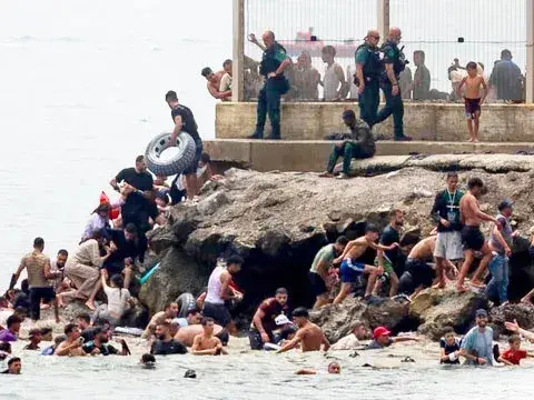España despliega unidades militares para apoyar operaciones fronterizas en Ceuta por aumento en número de migrantes