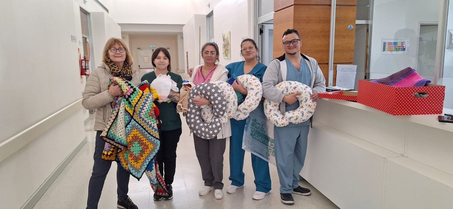 Entrega de ropa de cama, almohadones de amamantar y ropa a dos sectores del Hospital. Foto: Gentileza.