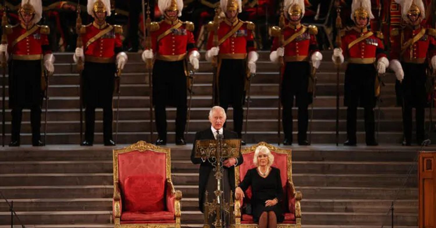 Carlos III en su primer discurso ante el Parlamento británico prometió respetar los principios constitucionales