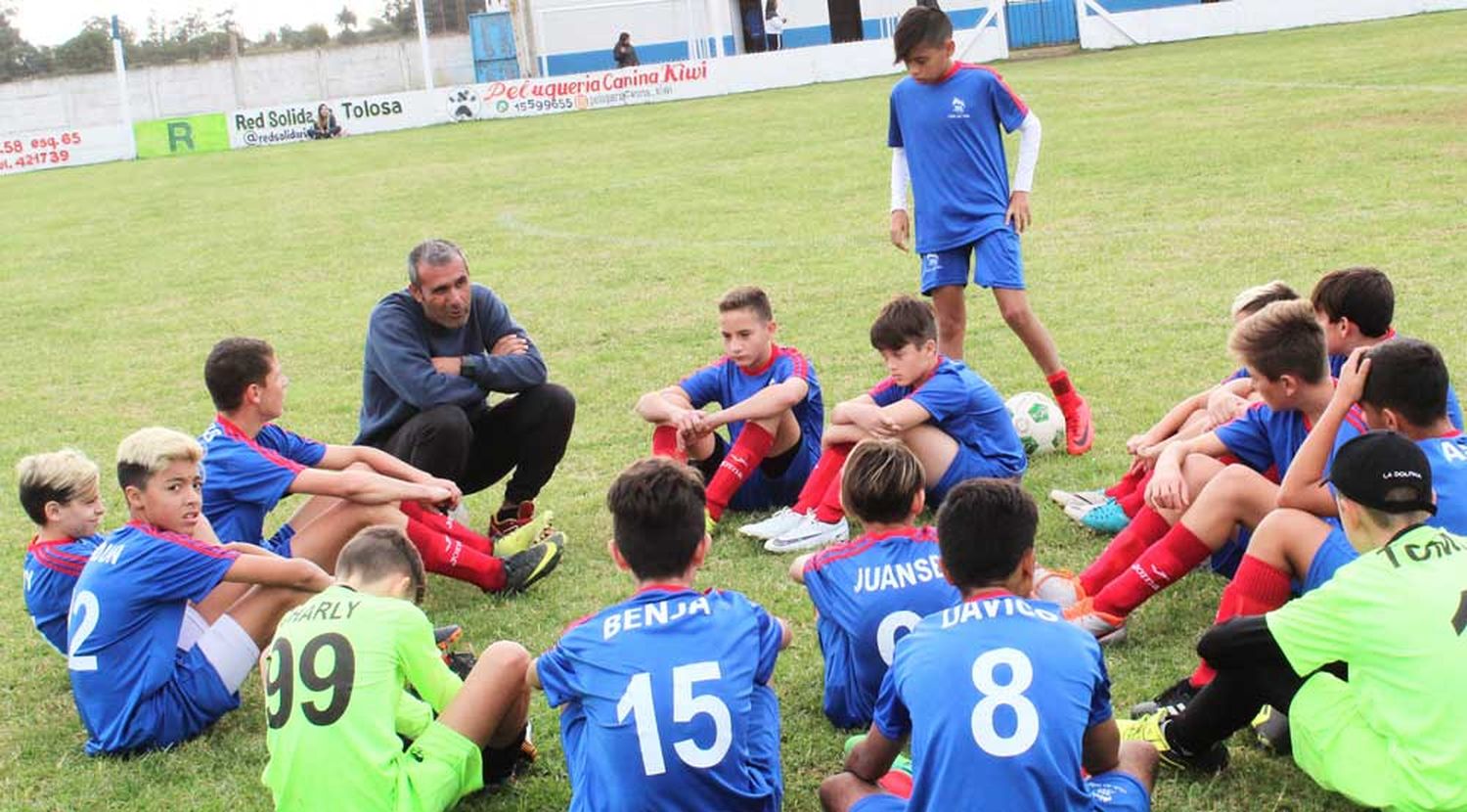 Cuatro décadas formando personas con la excusa de una pelota