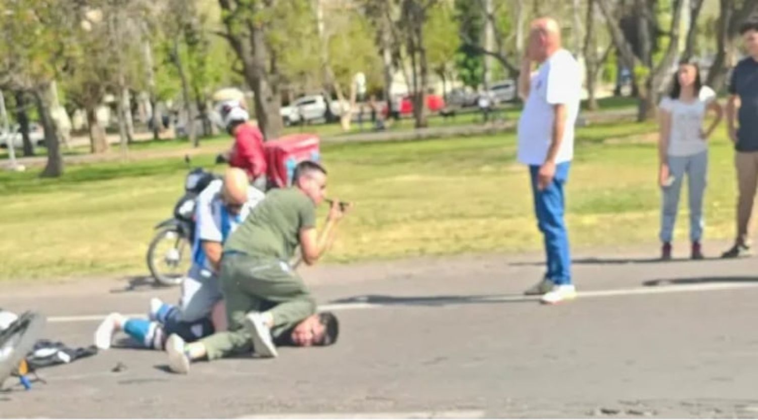 Vecinos lincharon a un delincuente que le había robado la moto a un repartidor