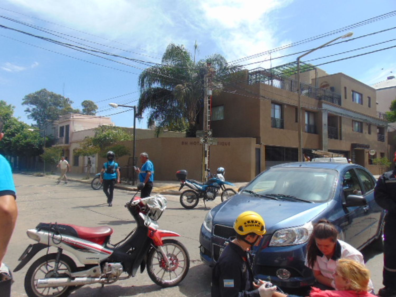 Motociclista fue hospitalizada tras chocar contra un automóvil