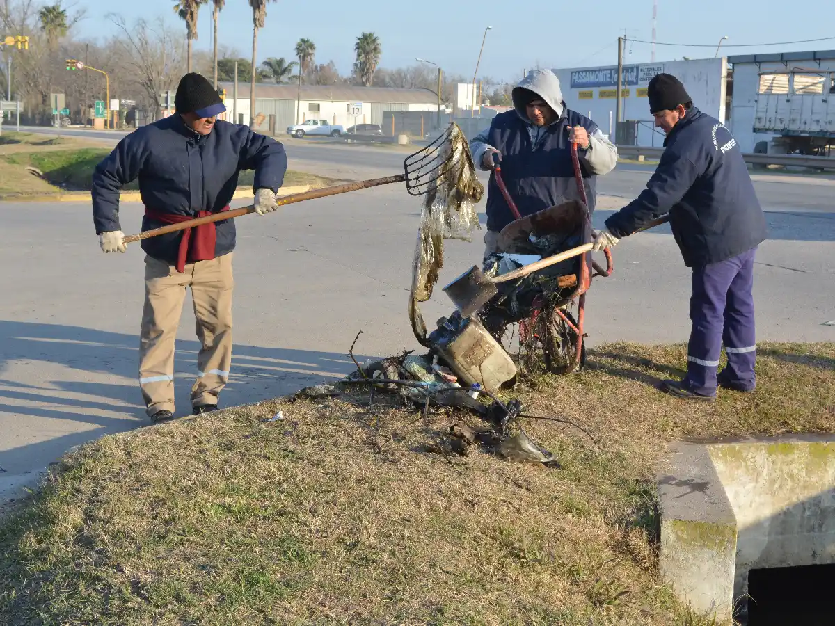 Intensifican la limpieza de canales en Frontera  