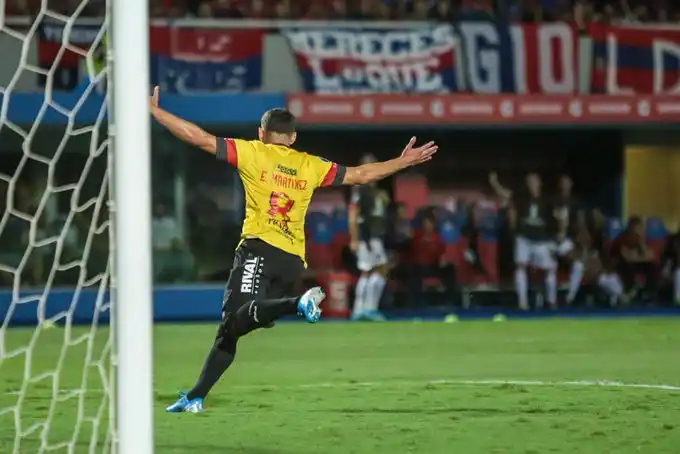 El gol de Emmanuel Martínez que abrió el camino para la clasificación de Barcelona
