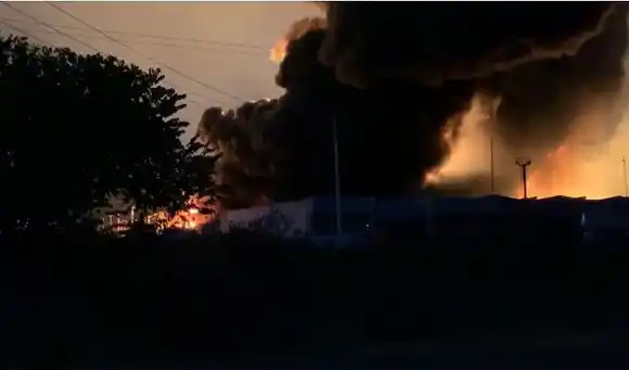 ¡FUEGO OBLIGA A CERRAR LA AUTOPISTA! Llamas consumen  planta química en Yagua