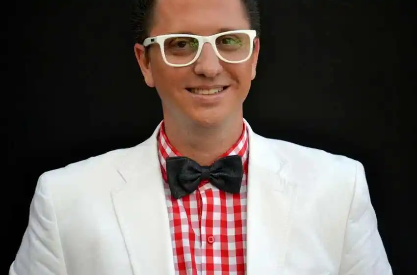 Adrián Pavía: un personaje histriónico que sobresale en todas las fiestas