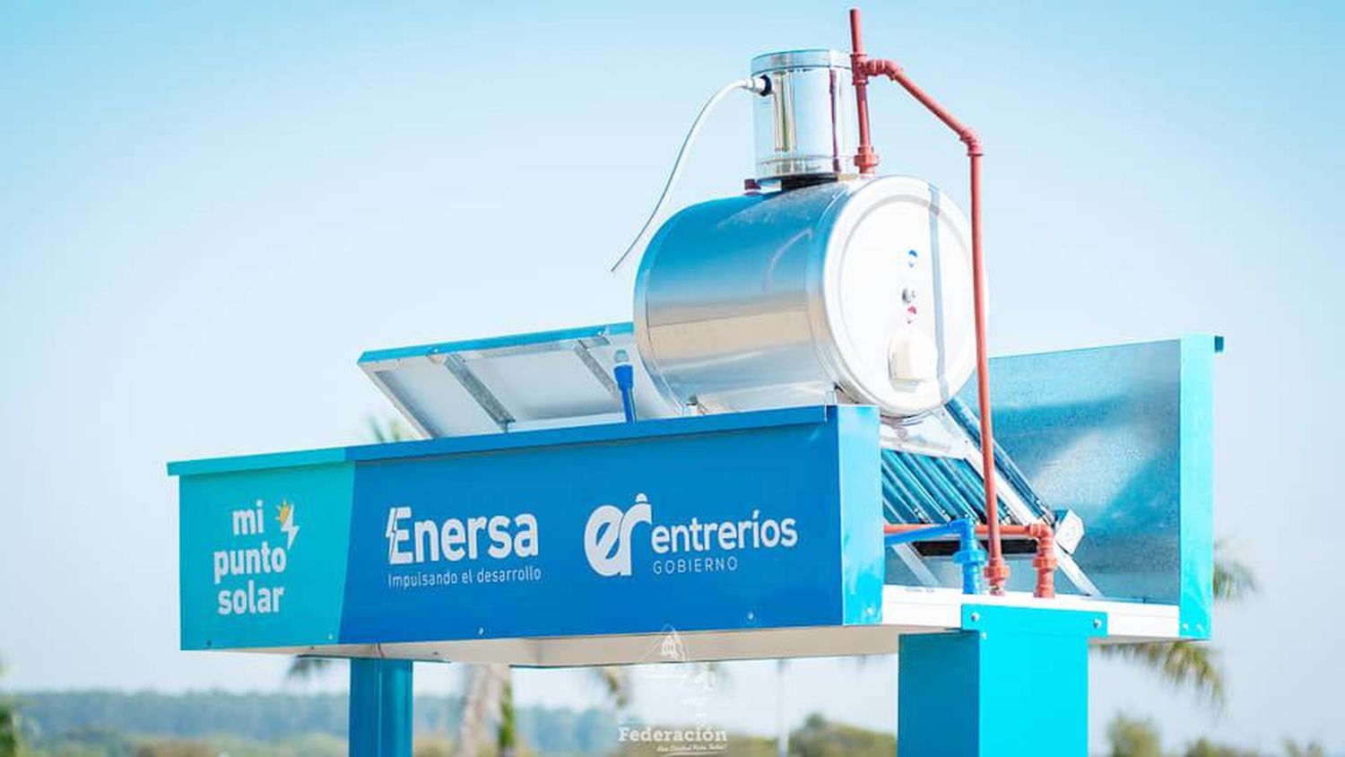 El intendente Bravo valoró la instalación del equipo de recarga que funciona con energía solar