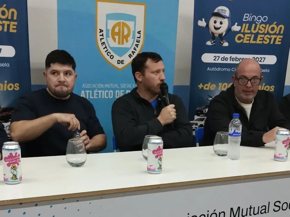 F.Paravano, presidente de la Crema en el lanzamiento de la velada boxística programada para el 7 de agosto. en el "L.Casarín". Foto: