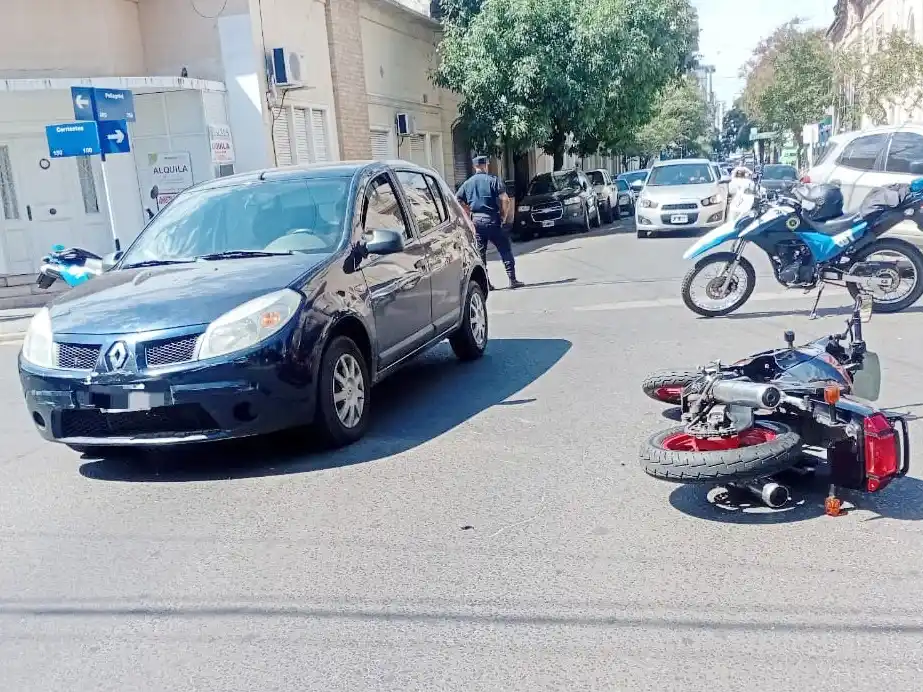 Un motociclista resultó lesionado tras un choque en pleno centro