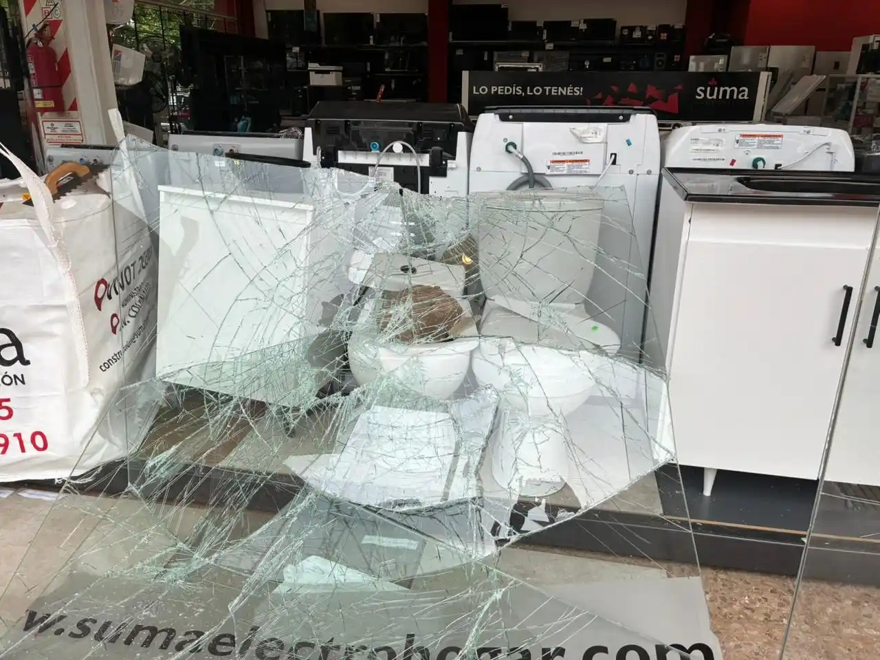 La piedra con la que rompieron el vidrio cayó dentro de un sanitario que estaba en exhibición.