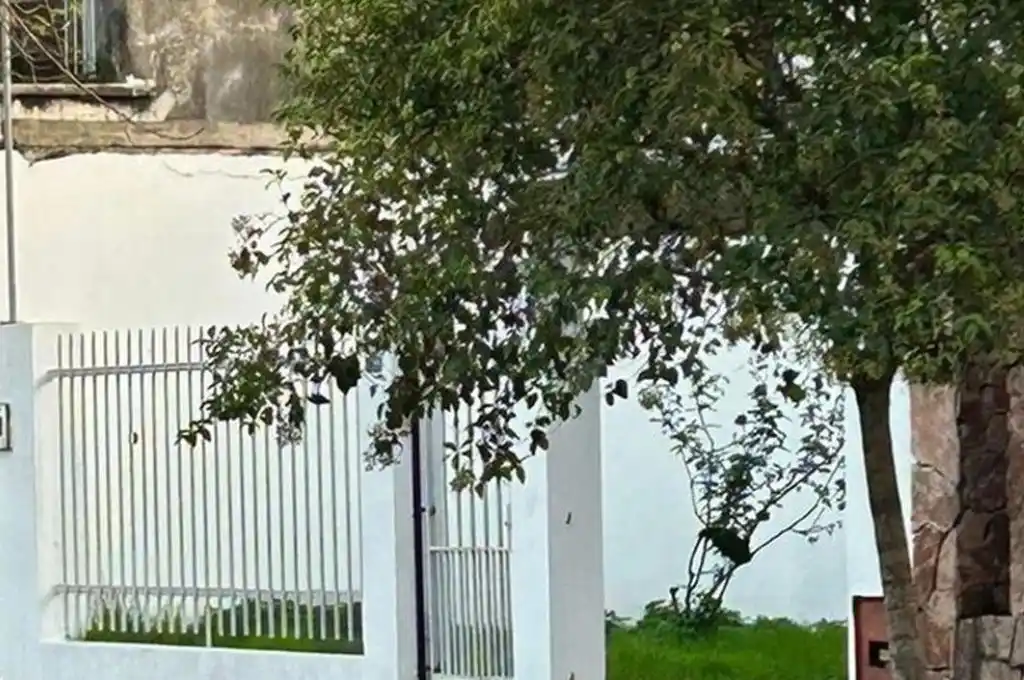 Insólito robo en Santa Fe: delincuentes se llevaron el portón de una casa