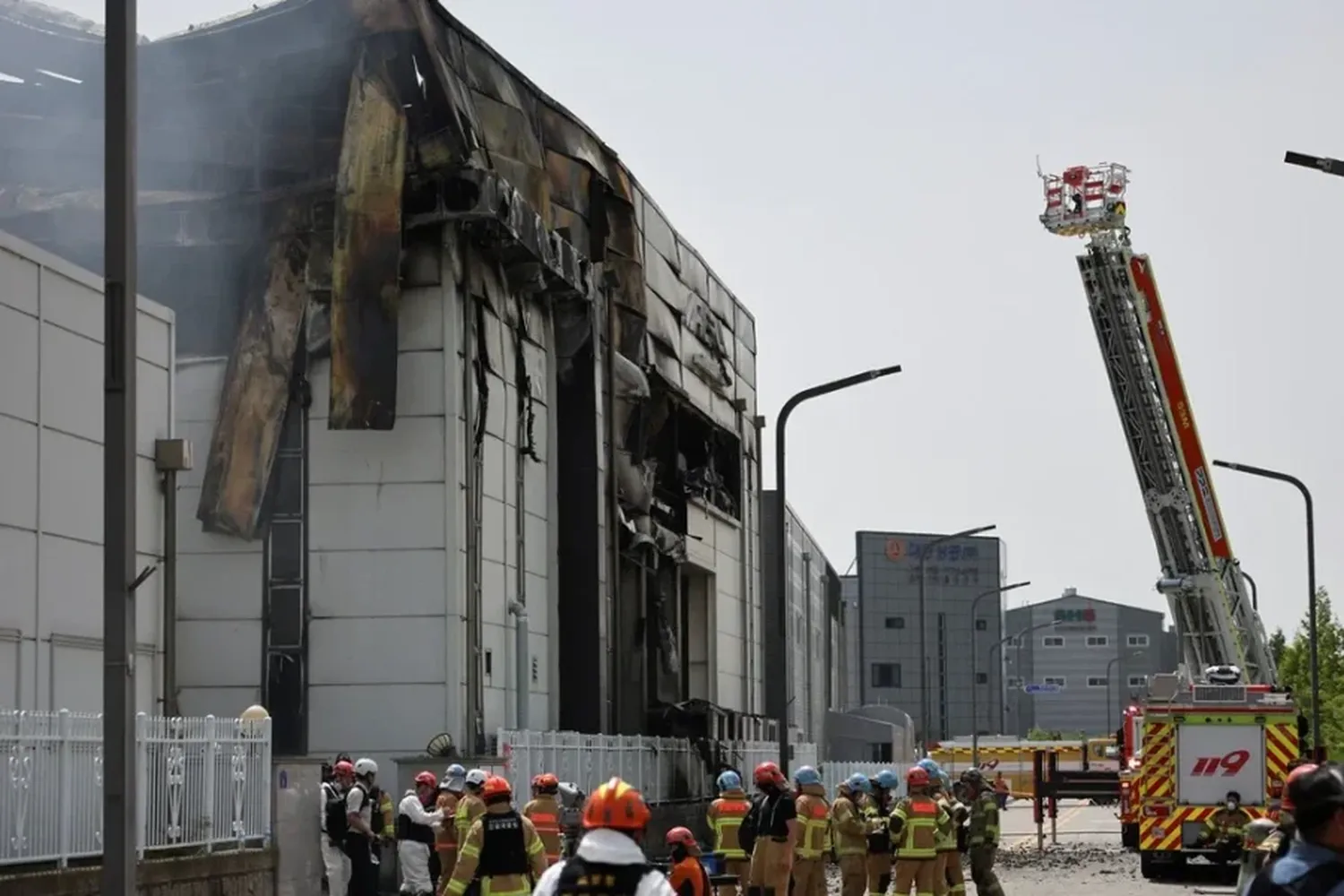 Incendio en una fábrica de baterías deja el saldo de 16 muertos y 5 personas heridas