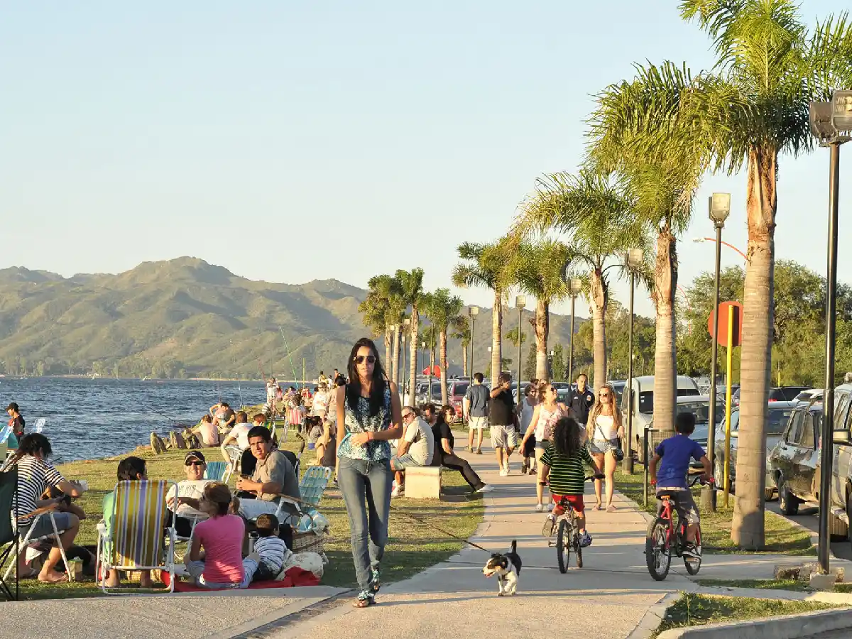 Calculan que un millón de turistas se movilizaron este fin de semana largo en el país  