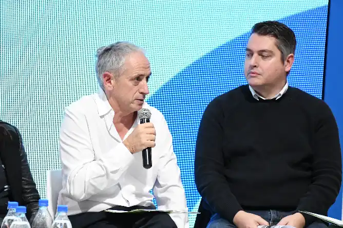 Javier Gastón expuso en la Feria del Libro sobre ciudades, biodiversidad y espacio público