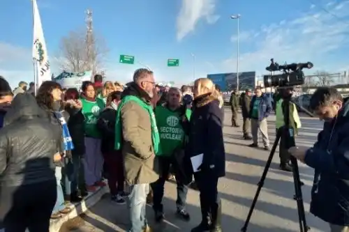 Tras despidos en Atucha, trabajadores lanzan huelga y permanecen en la planta