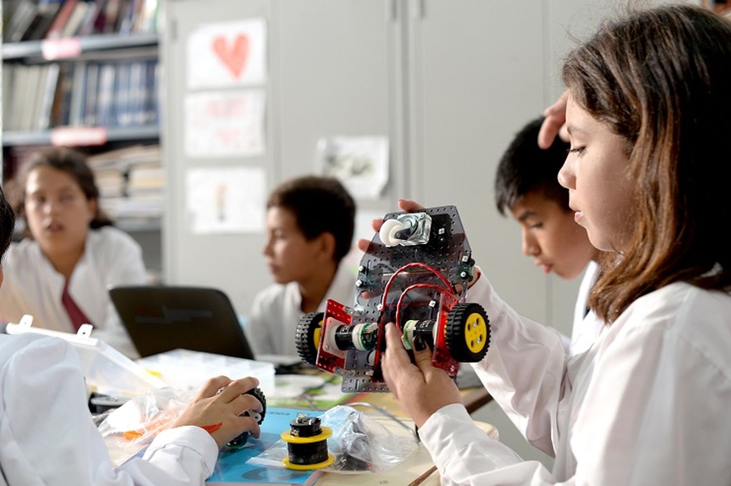 El taller de robótica, una modalidad que entusiasma a estudiantes de la primaria de Fulton