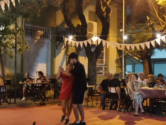 Clases de tango gratuitas frente a la plaza Belgrano, este sábado