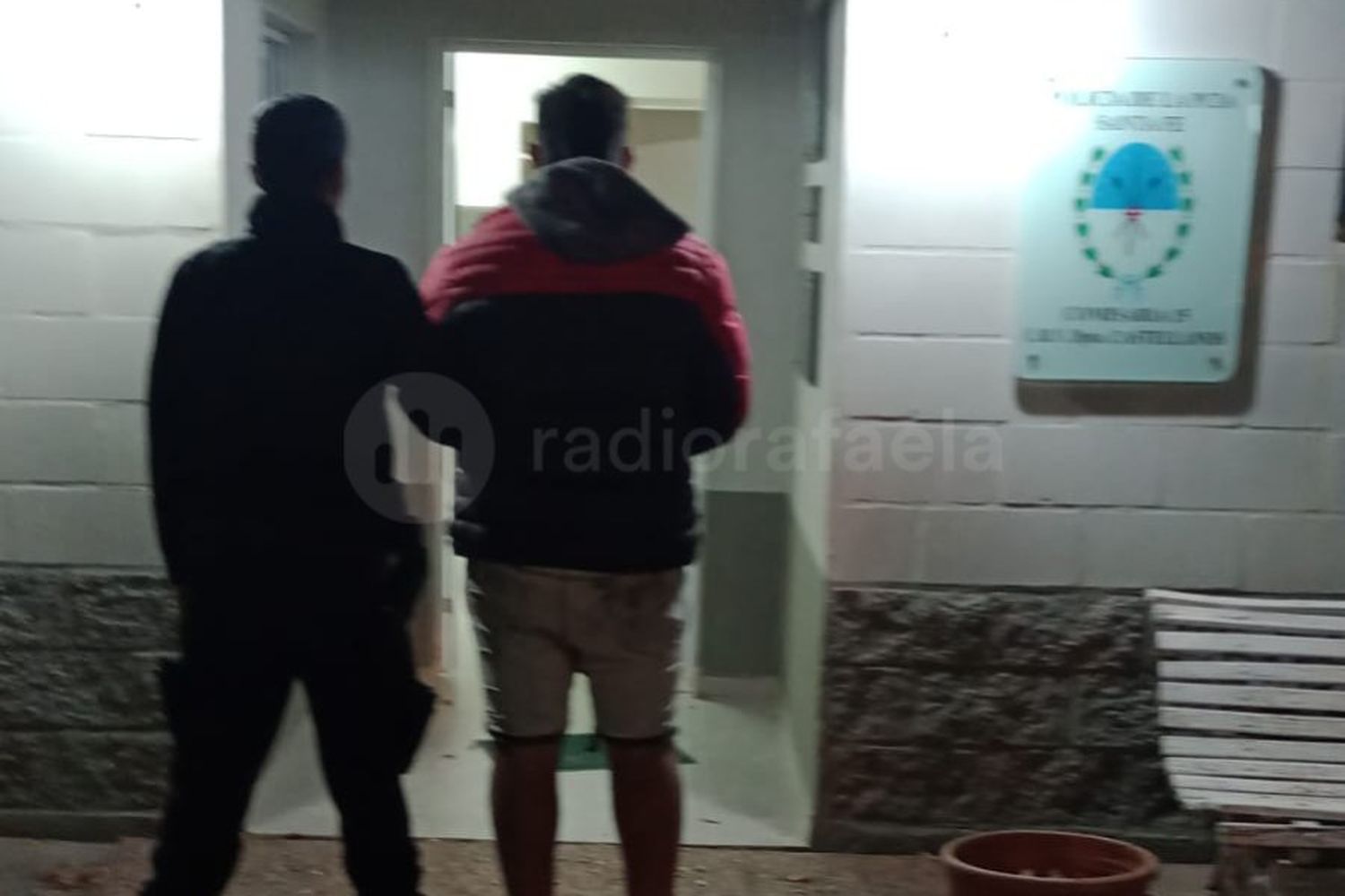 Rompió muebles, insultó y lanzó objetos a la policía que intentaba detenerlo