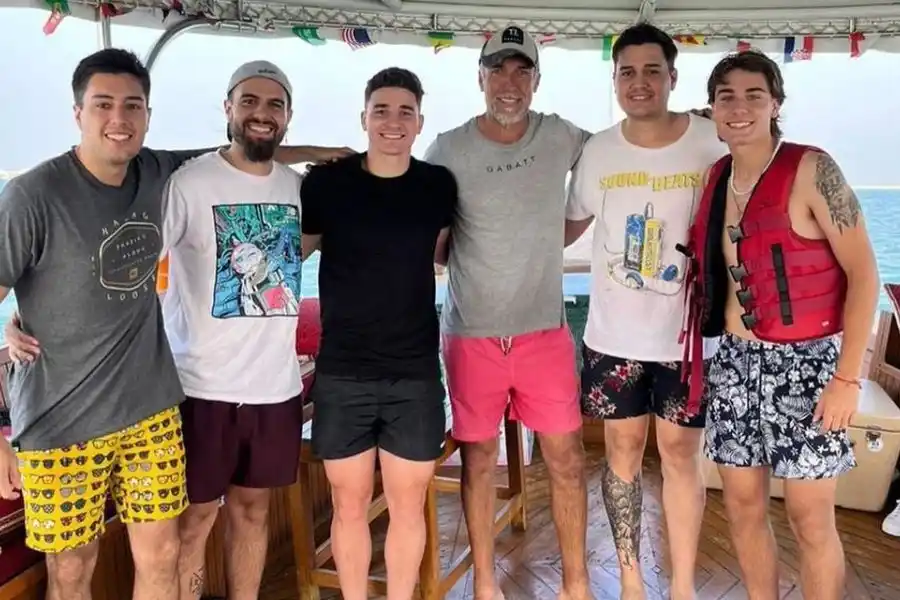 Unión de goleadores nacionales: Julián Álvarez y Alexis Mac Allister pasearon en barco junto a Batistuta
