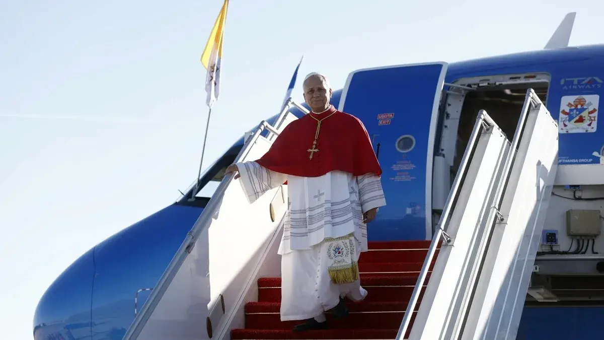 El papa León XIV llega al aeropuerto de París-Orly para una visita pastoral de cuatro días a Francia, el viernes 25 de septiembre.