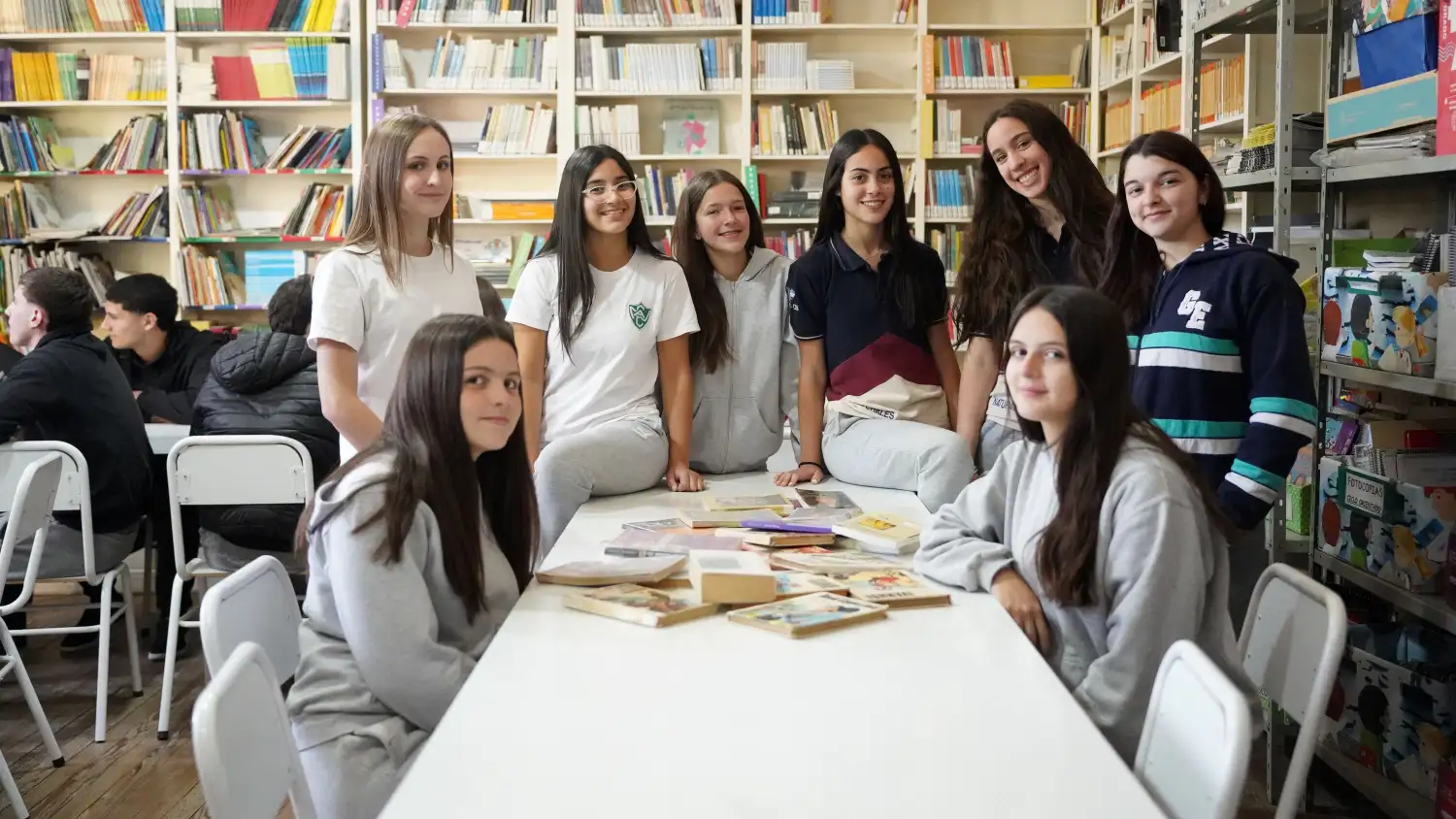 Las alumnas de San Francisco brillaron en el certamen nacional con cuentos sobre ciencia y tecnología.