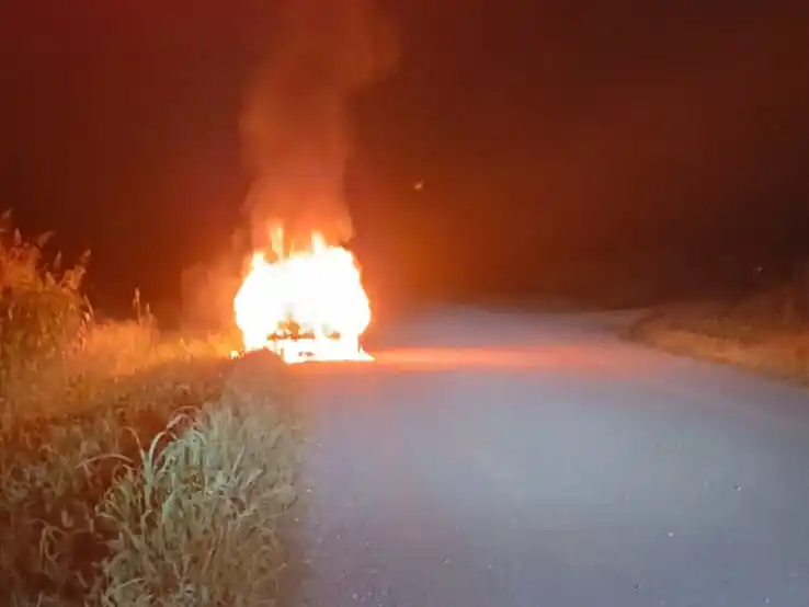 Un auto ardió en llamas en un camino rural a pocos kilómetros de Rafaela