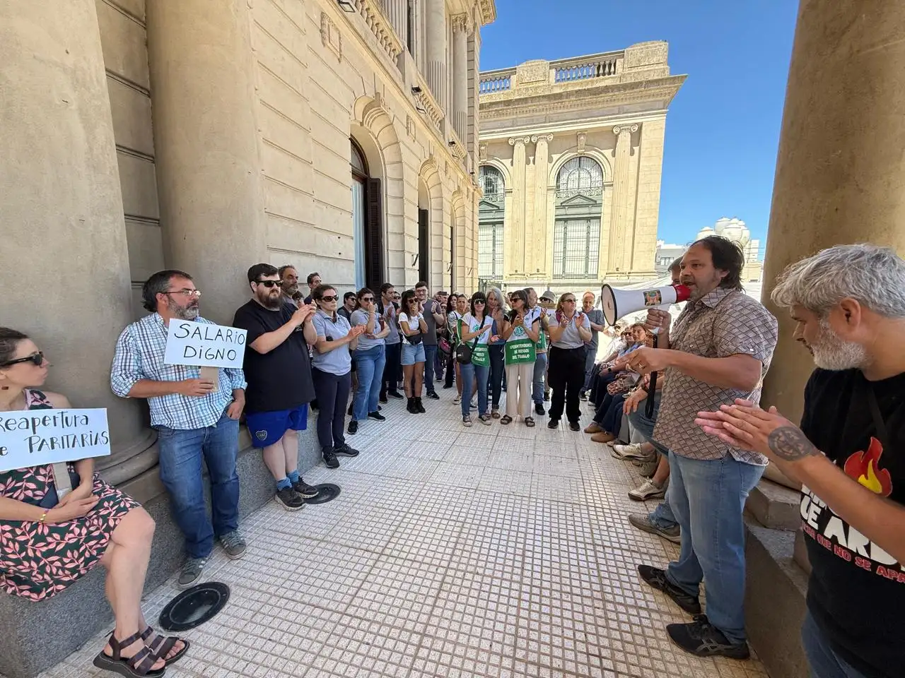 Trabajadores nucleados en ATE realizaron una asamblea en la explanada de la Municipalidad.