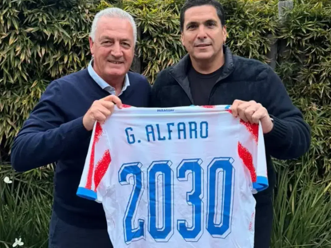 El entrenador rafaelino Gustavo Alfaro renovó su contrato con la selección paraguaya de fútbol y seguirá a cargo hasta 2030. Foto: APF