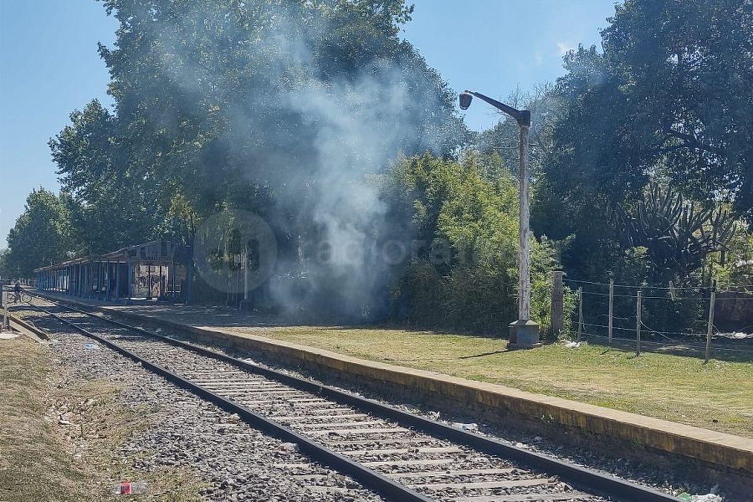 Incendio y mucho humo en inmediaciones de la estación de tren