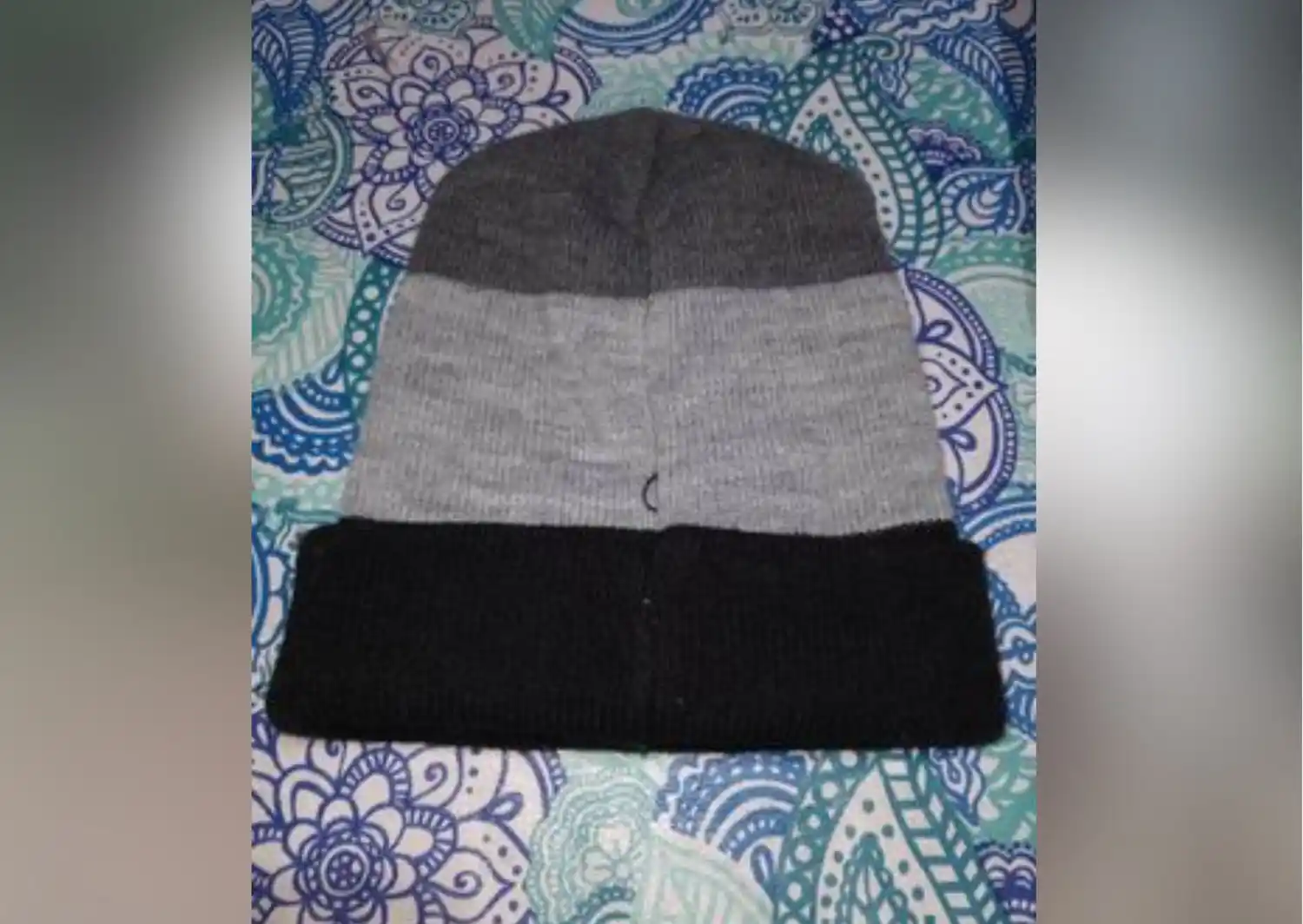 Encontraron un gorrito de bebé